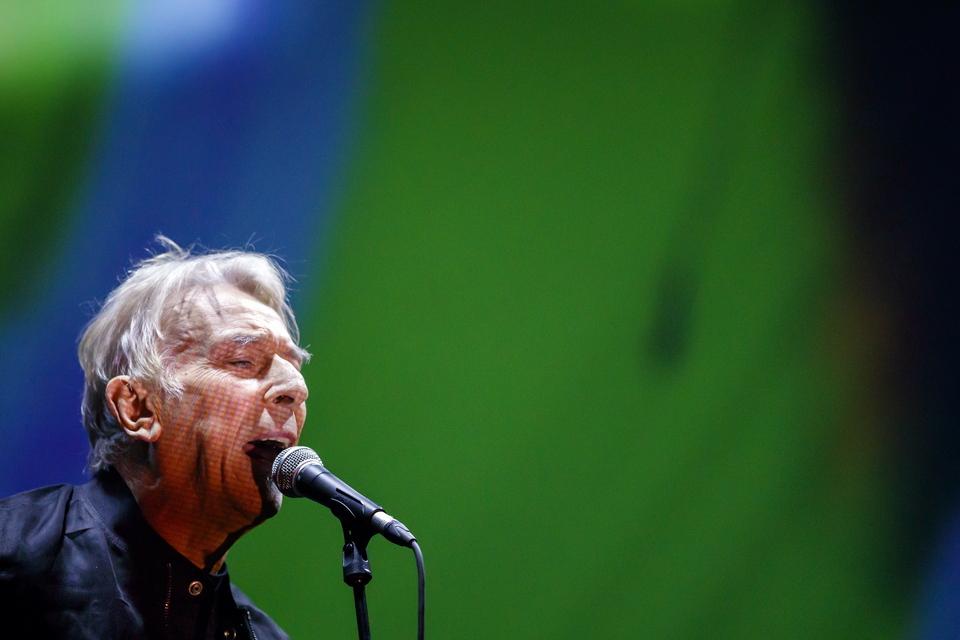 στο-νέο-του-κομμάτι-ο-τζον-κέιλ-κάνει-night-561983845