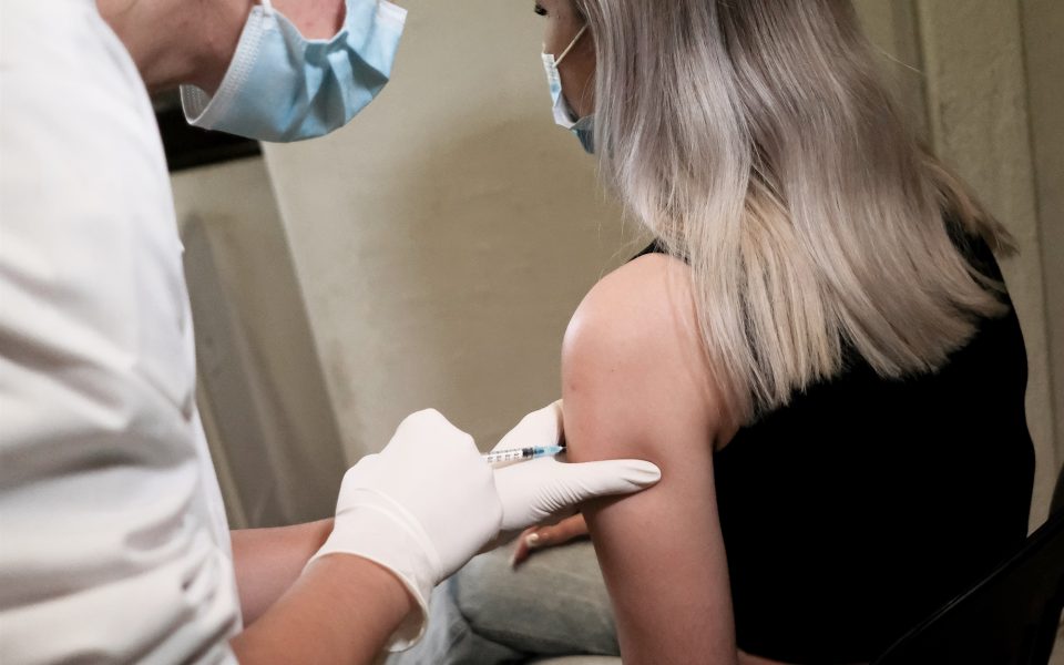 Επικαιροποιημένα εμβόλια: Όλα τα δεδομένα και τι ακολουθεί στη συνέχεια-1