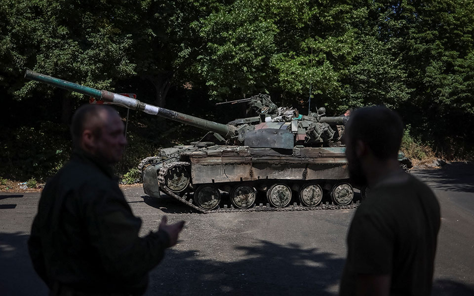 η-βόρεια-μακεδονία-στέλνει-άρματα-μάχ-561990817