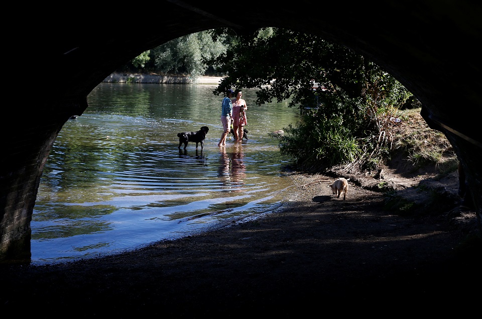 Η Βρετανία κήρυξε κατάσταση ξηρασίας – Στέρεψε η πηγή του Τάμεση, απαγορεύτηκε το πότισμα-3