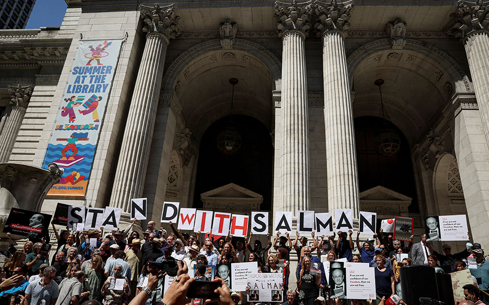 ηπα-διάσημοι-συγγραφείς-διάβασαν-απο-562006705