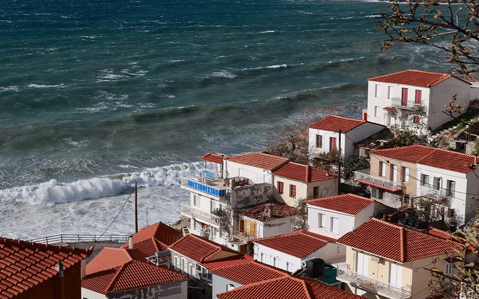καιρός-ζέστη-άνεμοι-αλλά-και-καταιγίδ-561991309