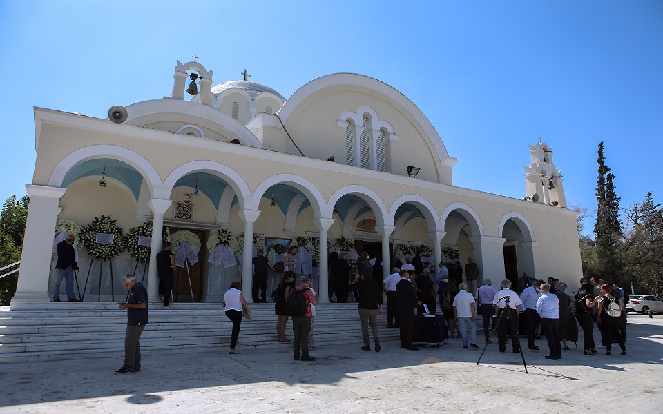 Διονύσης Σιμόπουλος: Πλήθος κόσμου στο τελευταίο «αντίο» στον αστροφυσικό-1
