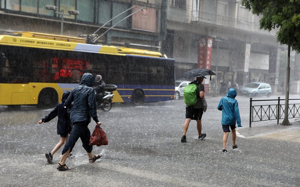 η-κακοκαιρία-παρέλυσε-την-αττική-562012864