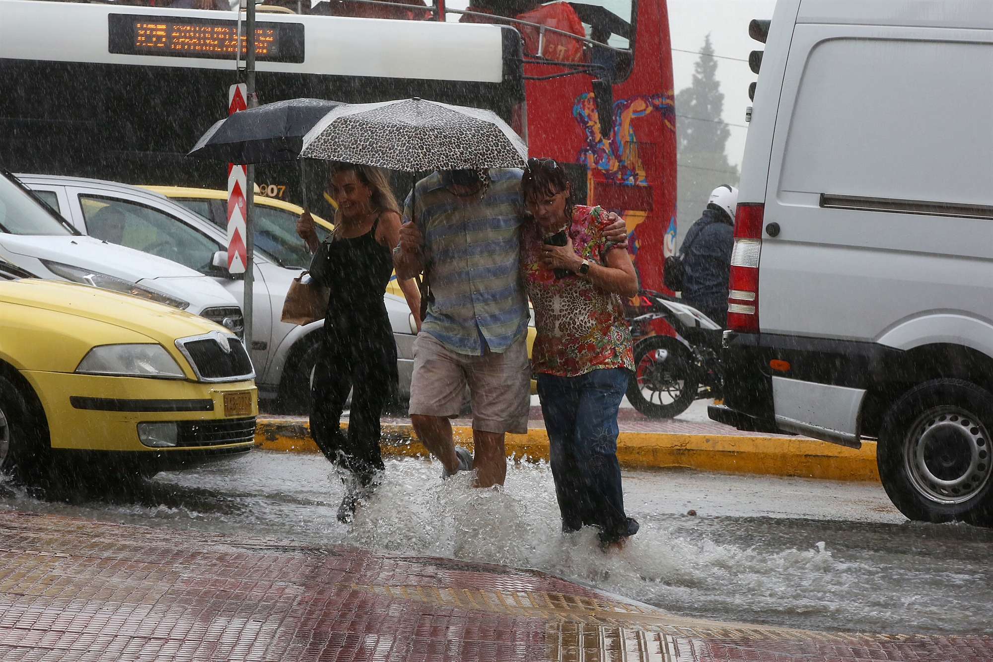 γιατί-πλημμυρίζουμε-με-την-πρώτη-μπόρ-562011901