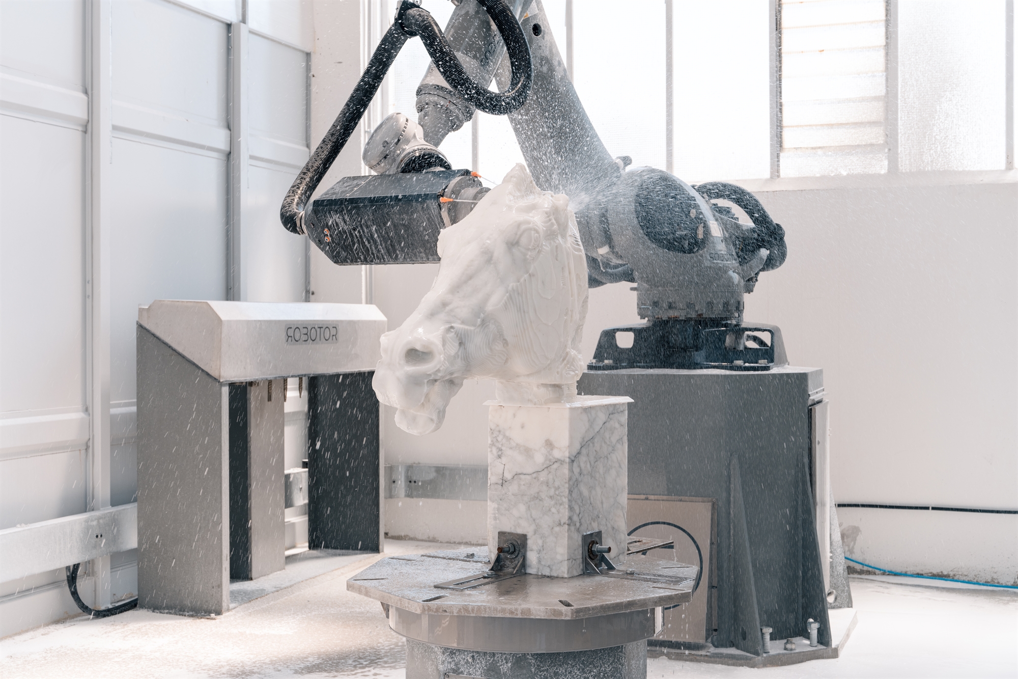 τα-γλυπτά-και-το-κρυφτό-του-βρετανικ-561989557