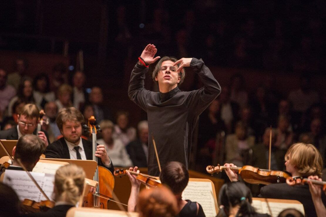 με-όχημα-τη-utopia-ο-κουρεντζής-στη-δύση-561986134