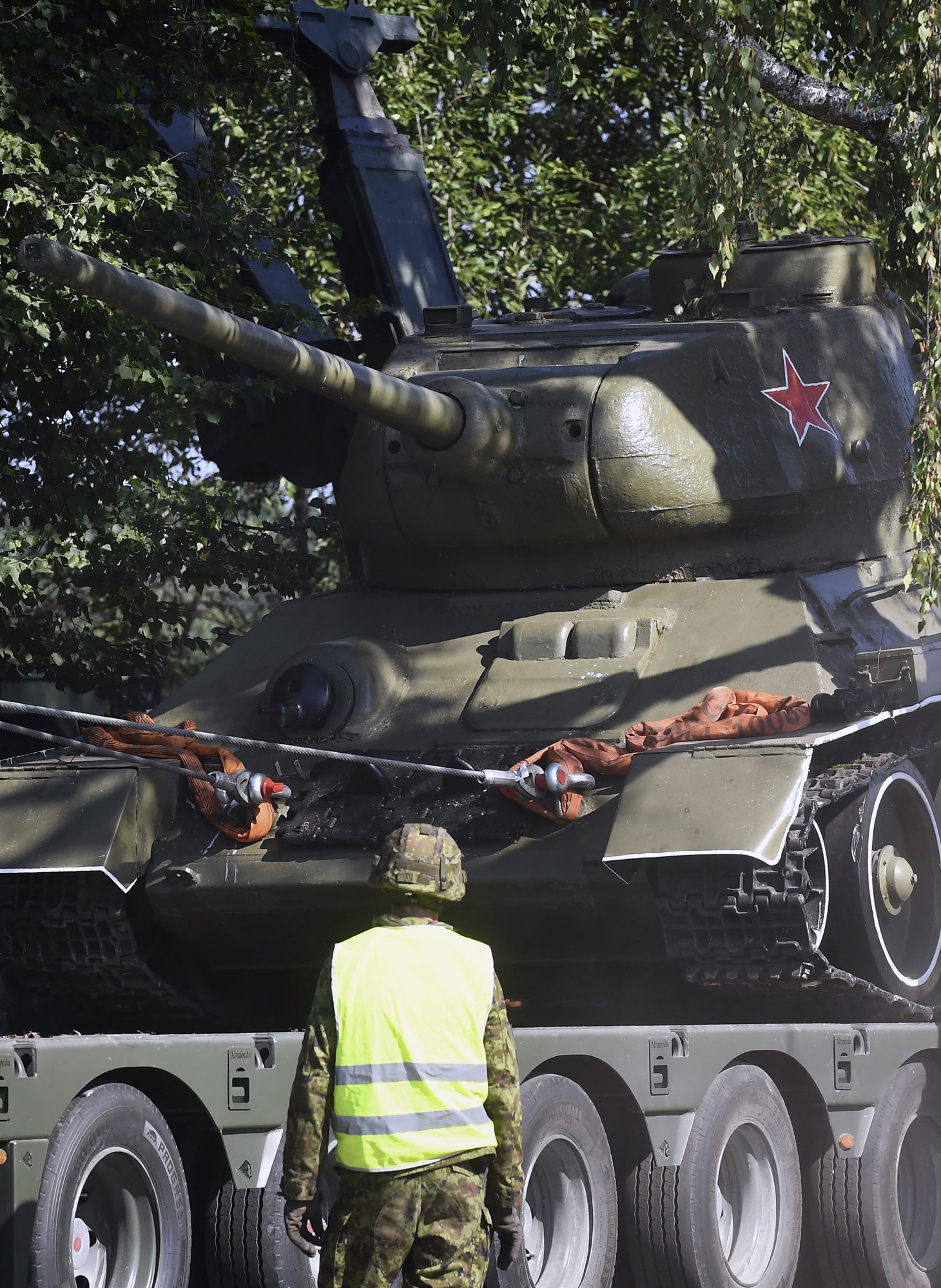 εσθονία-αποκαθηλώνουν-τα-σοβιετικά-μ-562001419