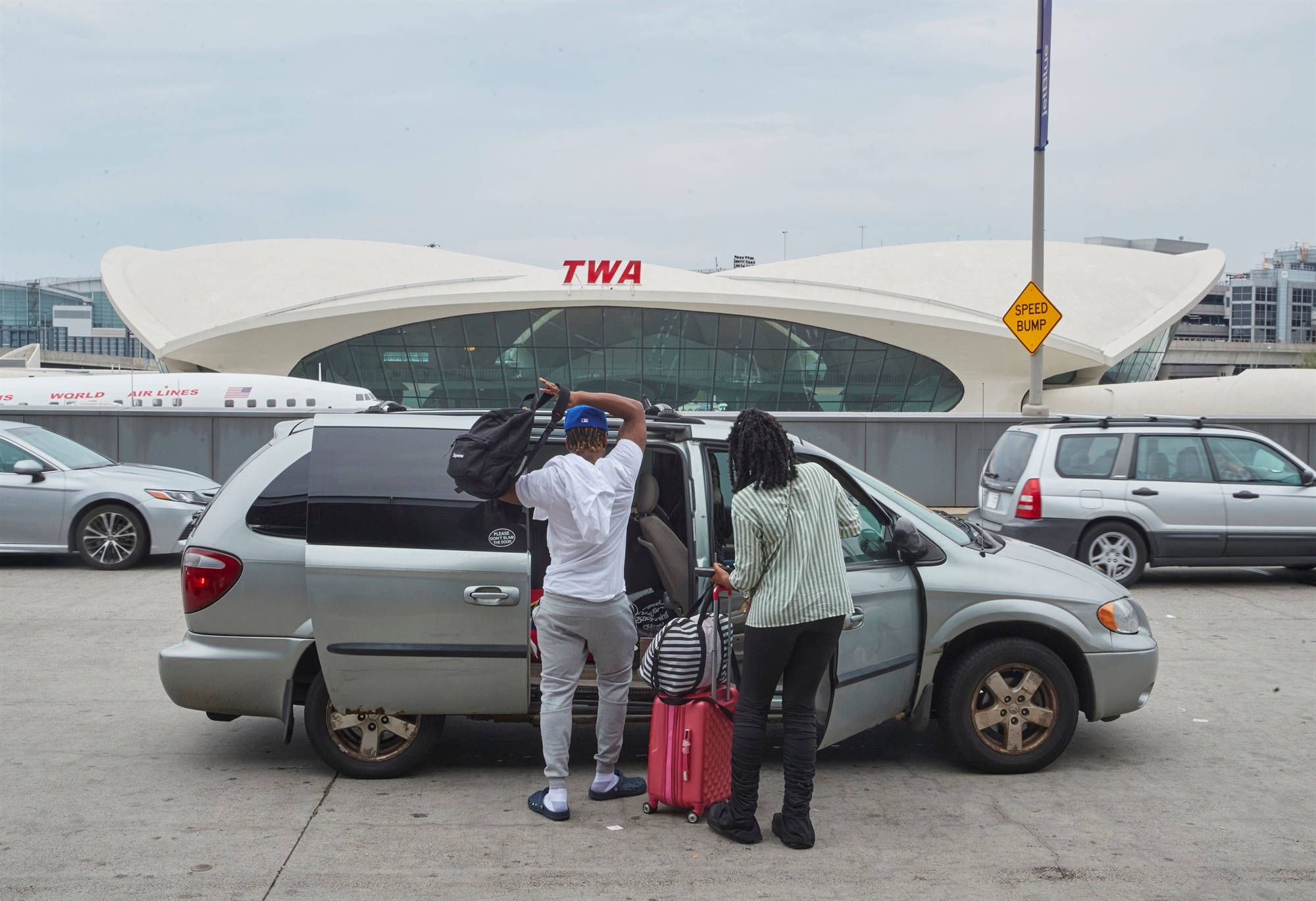 Αεροπορικές πτήσεις: Οι επιβάτες πέταξαν τα κοστούμια-3