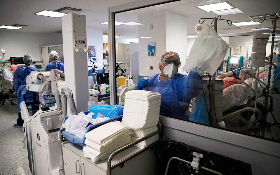 κορωνοϊός-λιγότερα-κρούσματα-αύξηση-561984910