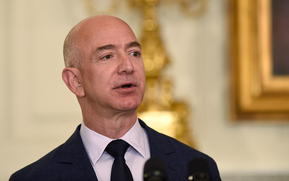 ο-τζεφ-μπέζος-ξεναγήθηκε-στους-θησαυρ-561985321