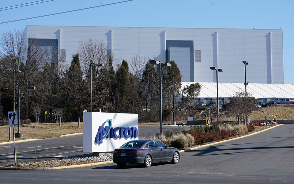 φουντώνει-η-μάχη-ηπα-κίνας-για-τα-μικ-561985105