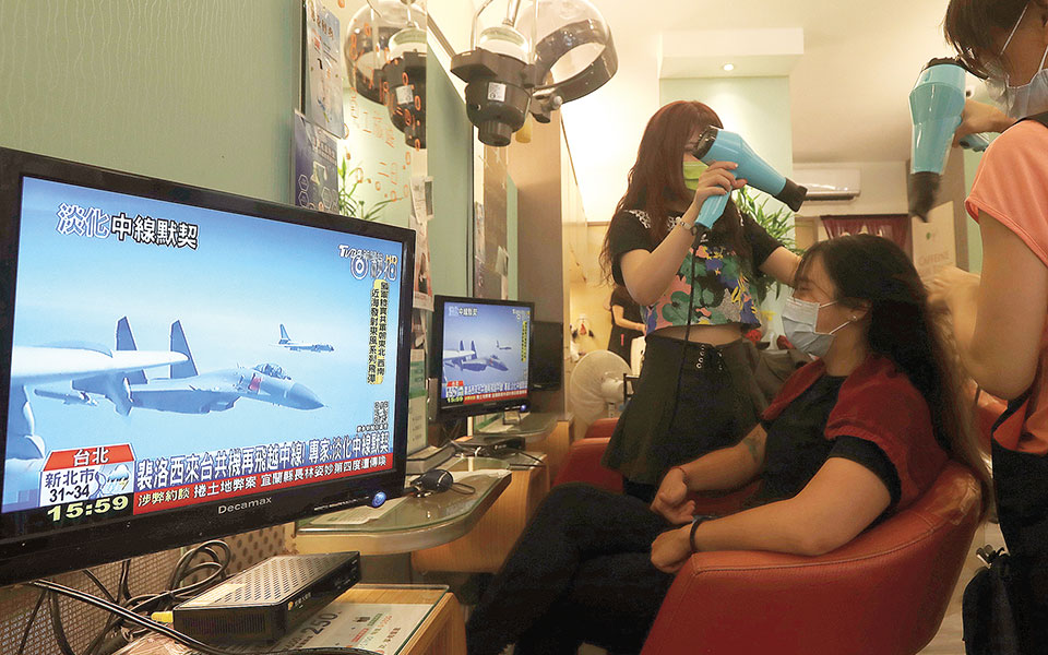 αμερικανικά-πλοία-στα-στενά-της-ταϊβά-561990730