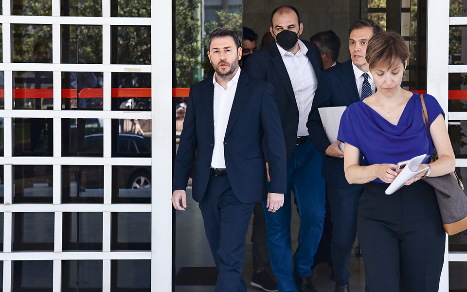 το-νήμα-των-παρακολουθήσεων-561990460