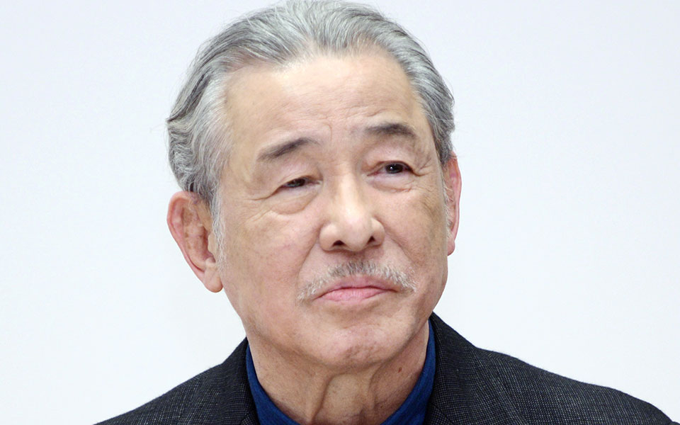 ισέι-μιγιάκε-αποχαιρετίζοντας-ένα-μά-561994747