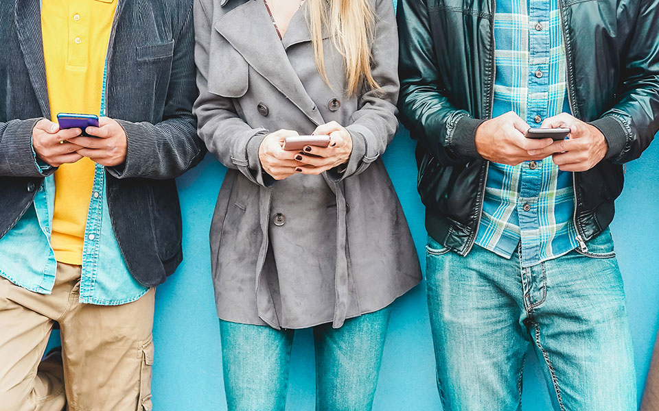 επώνυμοι-και-απλοί-άνθρωποι-κόβουν-562014436