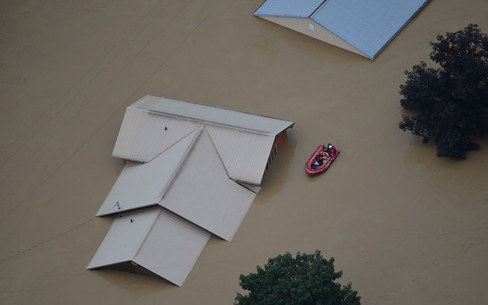 στους-37-οι-νεκροί-από-τις-φονικές-πλημμ-561983497