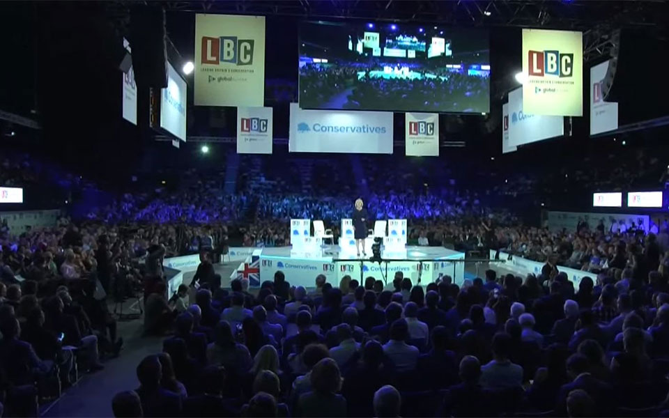 βρετανία-τρας-και-σούνακ-μιλούν-στους-562021261