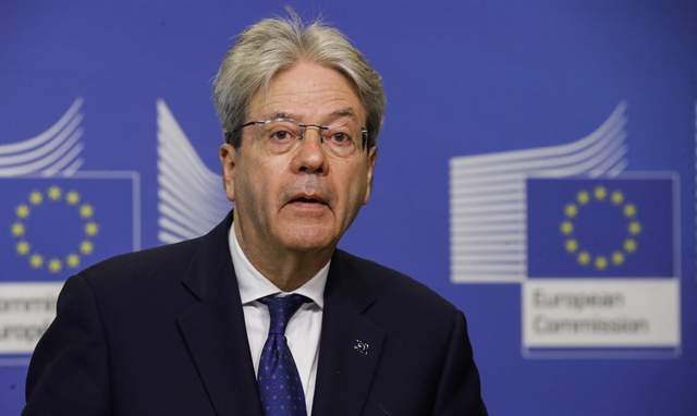 H Ευρωζώνη πιέζεται, το ευρώ πέφτει-4