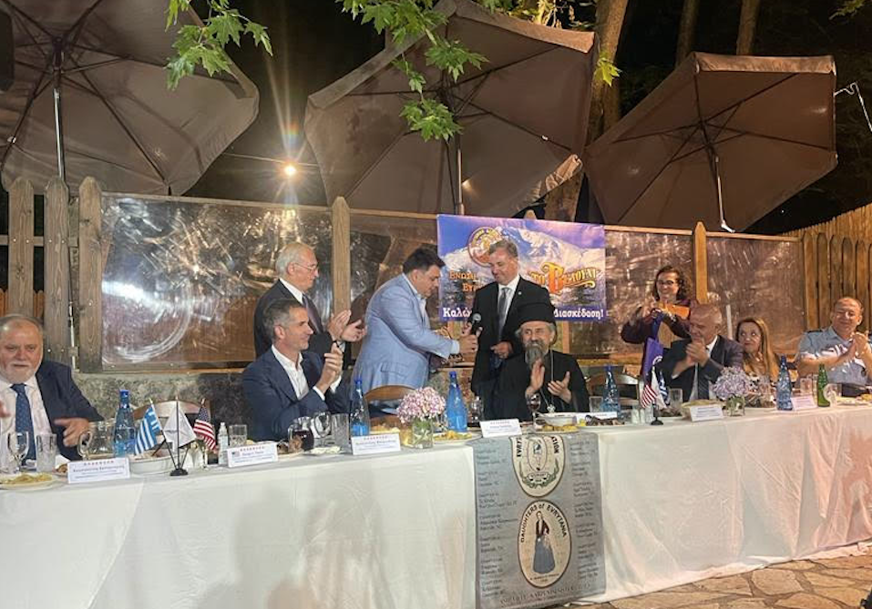 Θερμότατη η υποδοχή του νέου Αμερικανού πρέσβη Τζορτζ Τσούνη στο Καρπενήσι-1