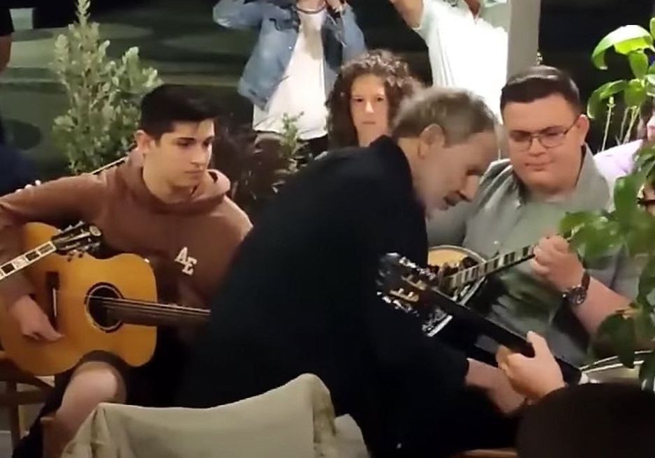 Ο Σταύρος Ξαρχάκος ενώνει παράδοση και νέα γενιά με δύο συναυλίες στη Σύρα-2