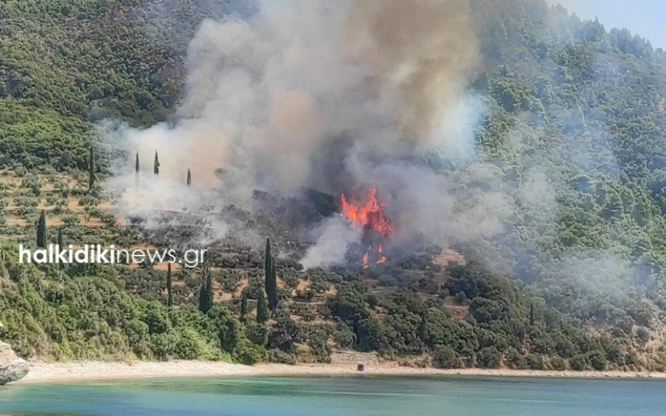 Φωτιά: Ολονύχτια μάχη με τις φλόγες στο Άγιο Όρος-1