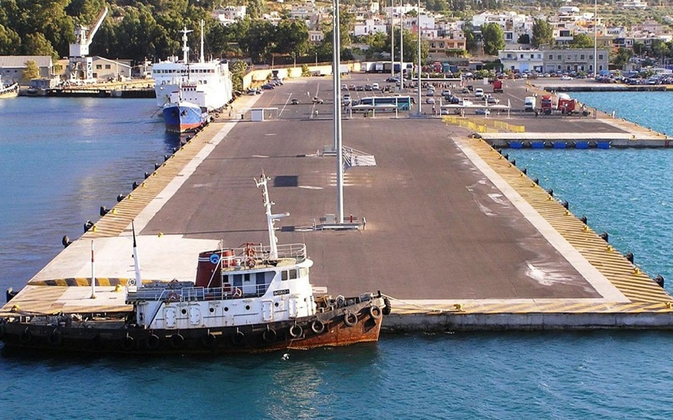 κεφαλονιά-αυτοκίνητο-έπεσε-στο-λιμάν-562017316