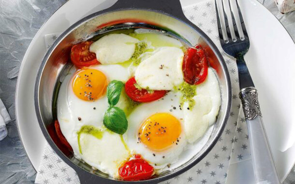 αυγά-caprese-με-πέστο-μοτσαρέλα-ντοματίνια-561998662