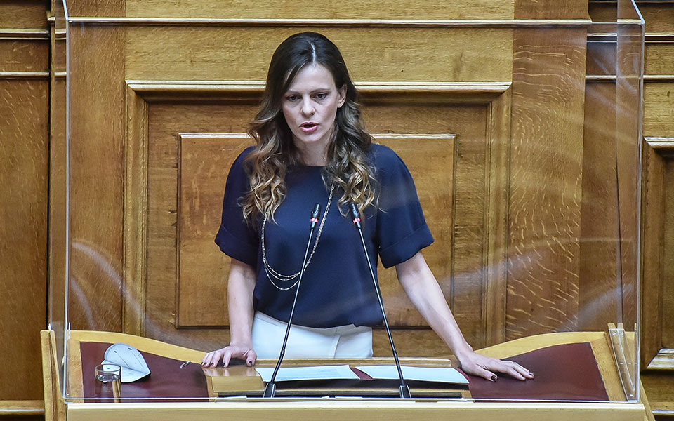 συριζα-η-κυβέρνηση-βυθίζει-τους-εργαζ-561991873
