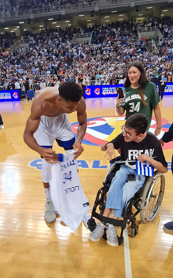 Ο Μάριος για τη φανέλα του Γιάννη: «Το ευχαριστώ είναι πολύ λίγο μπροστά σε αυτό το μοναδικό όνειρο!»-2