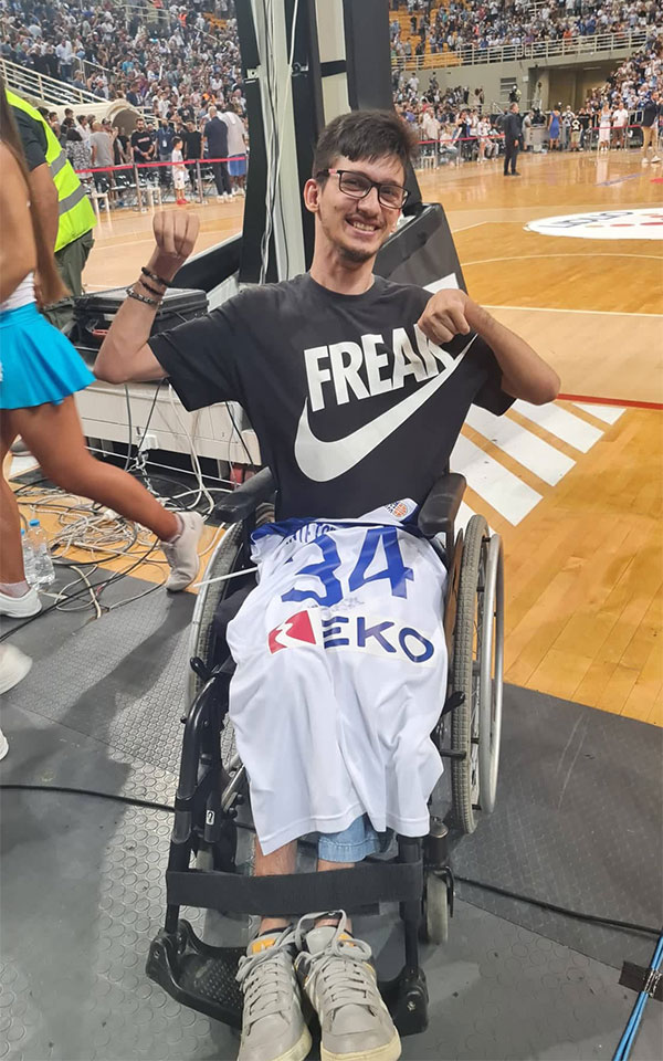 Ο Μάριος για τη φανέλα του Γιάννη: «Το ευχαριστώ είναι πολύ λίγο μπροστά σε αυτό το μοναδικό όνειρο!»-1