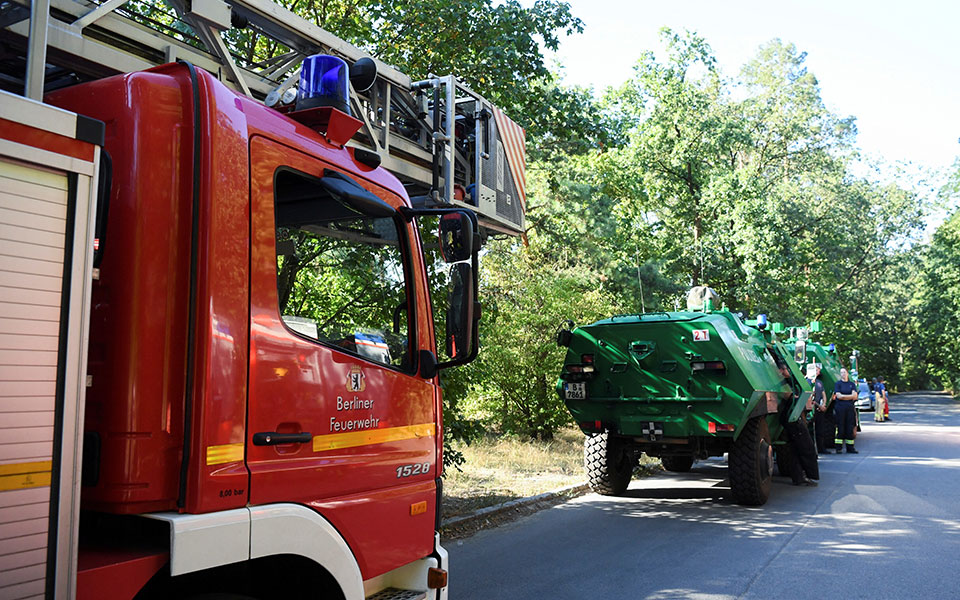 Βερολίνο: Εκτός ελέγχου η πυρκαγιά στο δάσος Γκρούνεβαλντ – Συνεχείς οι εκρήξεις-1
