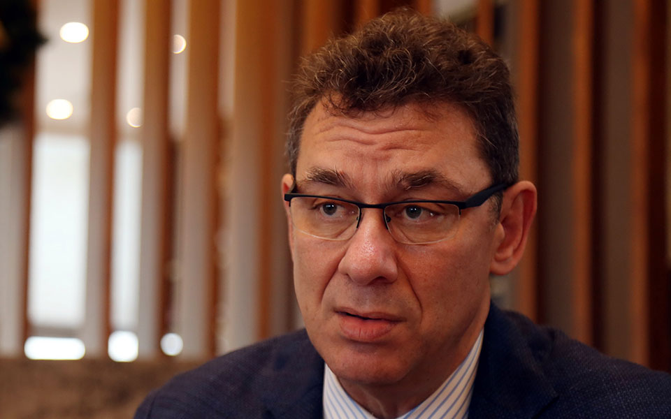 θετικός-στον-κορωνοϊό-ο-άλμπερτ-μπουρ-562000228