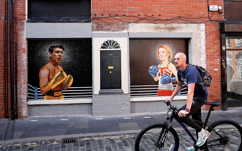 βρετανία-η-λιζ-τρας-διατηρεί-μεγάλο-πρ-562003363