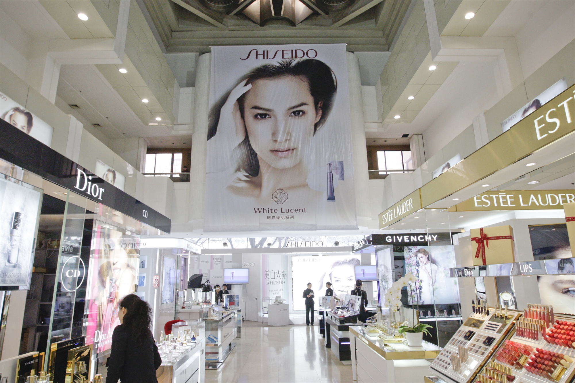 κόβουν-καλλυντικά-και-ρούχα-οι-ελλη-561997396