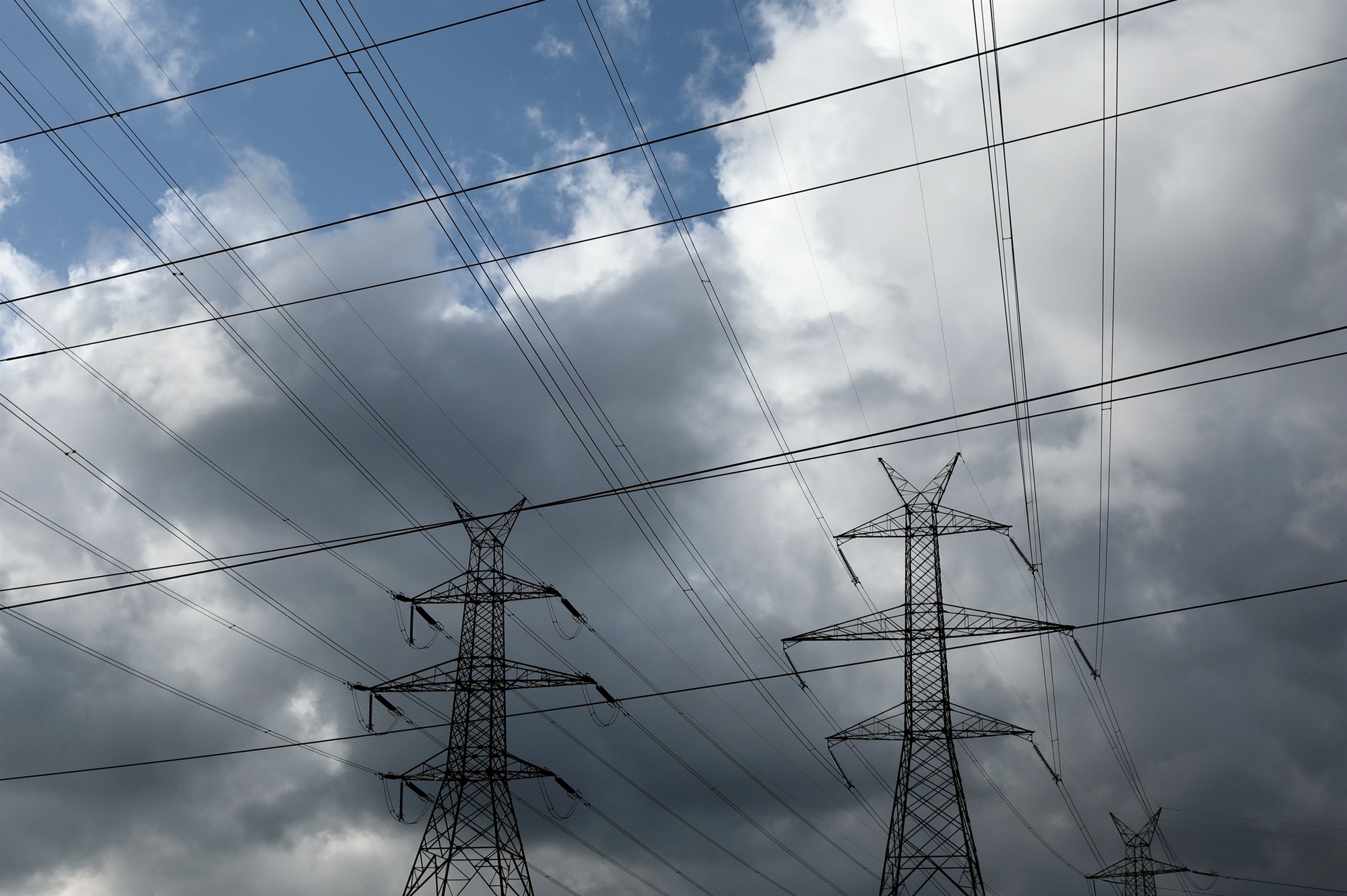 ηλεκτρικό-ρεύμα-πάροχοι-βαφτίζουν-561984802