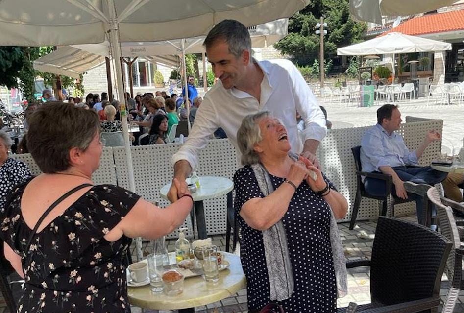 Θερμότατη η υποδοχή του νέου Αμερικανού πρέσβη Τζορτζ Τσούνη στο Καρπενήσι-3