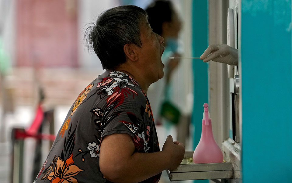 κορωνοϊός-υπερμεταδότης-με-όμικρον-α-562003405