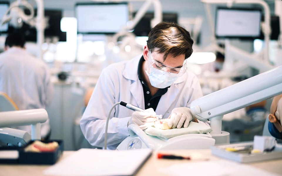 h-πρώτη-πανεπιστημιακή-οδοντιατρική-κ-561982363