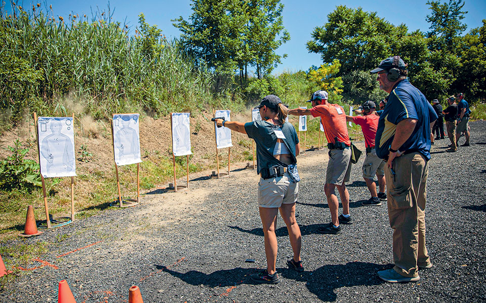 ενοπλοι-εκπαιδευτικοί-σε-σχολεία-των-561983689
