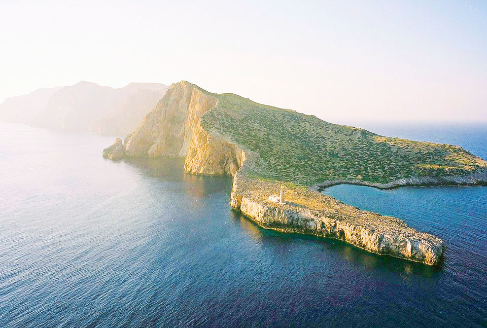 Στη Σαντορίνη, στην Αρκίτσα και στο Γύθειο οι πιο αγαπημένοι ελληνικοί φάροι-1