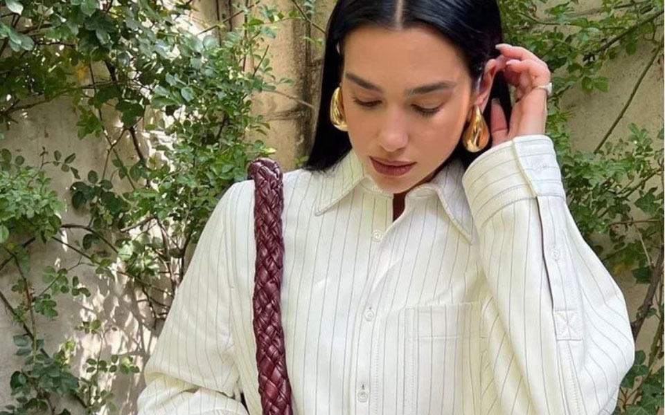 λευκές-μπότες-η-dua-lipa-μας-δείχνει-τον-πρώτ-561999901