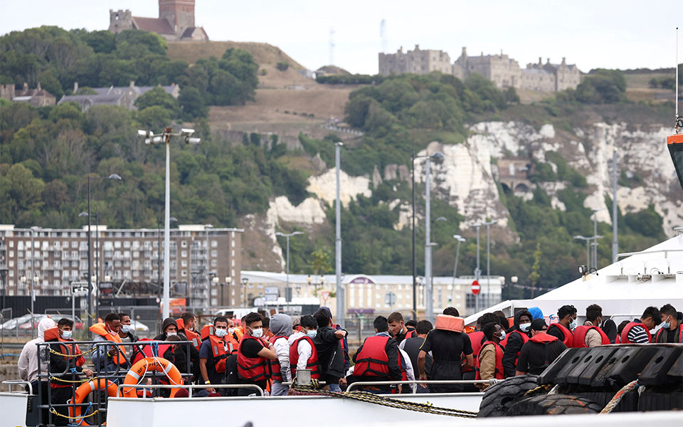 βρετανία-από-την-αλβανία-6-στους-10-μεταν-562013089