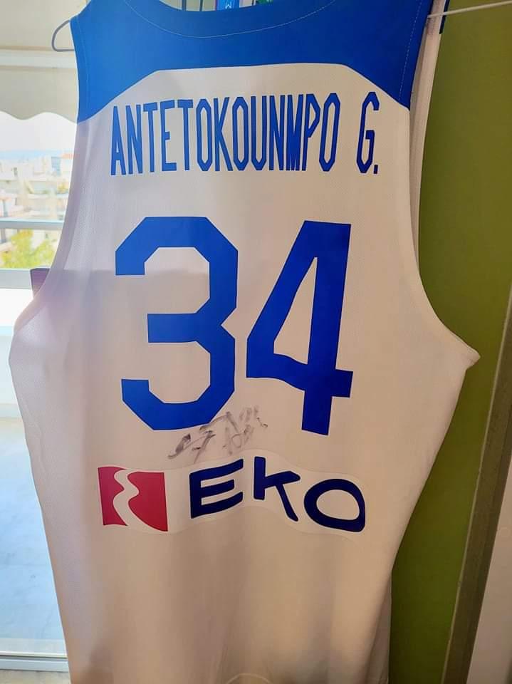 Ο Μάριος για τη φανέλα του Γιάννη: «Το ευχαριστώ είναι πολύ λίγο μπροστά σε αυτό το μοναδικό όνειρο!»-3