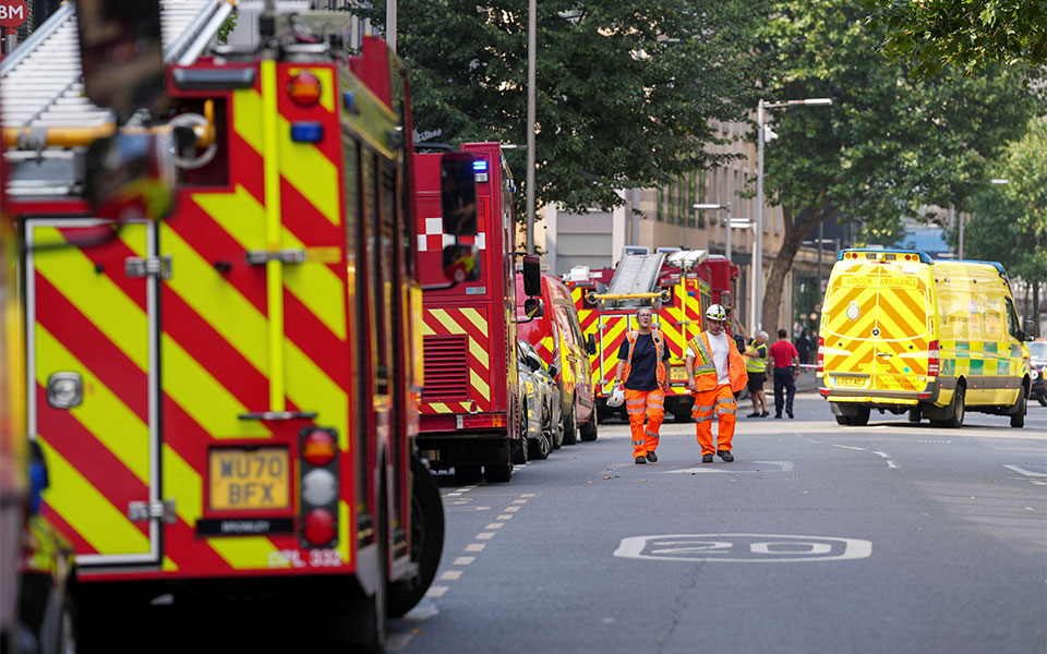 λονδίνο-υπό-έλεγχο-η-μεγάλη-φωτιά-σε-σι-562002247