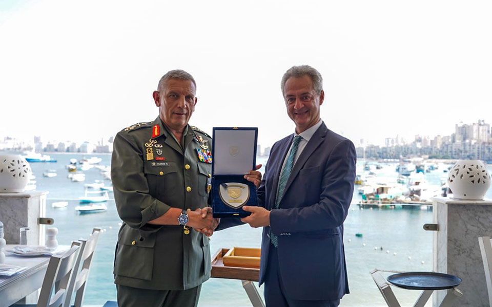 στην-αίγυπτο-ο-κωνσταντίνος-φλώρος-ε-562019734