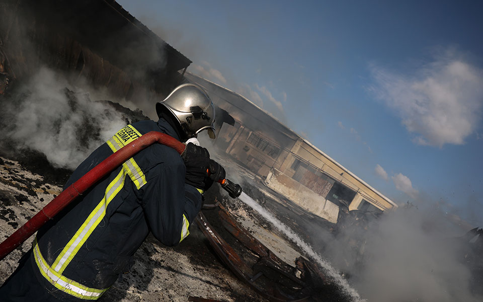 φωτιά-σε-προαύλιο-επιχείρησης-στον-πε-561993775