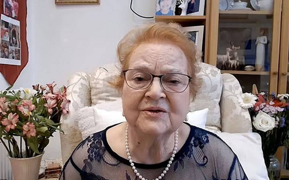 γυναίκα-μίλησε-με-συγγενείς-στην-κηδ-562001941