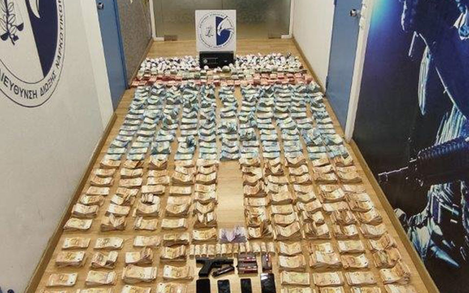 Πρώην παίκτης ριάλιτι ο 33χρονος που εισέβαλε χτες στο Εφετείο – Είχε ναρκωτικά και 1,5 εκατ. ευρώ-1