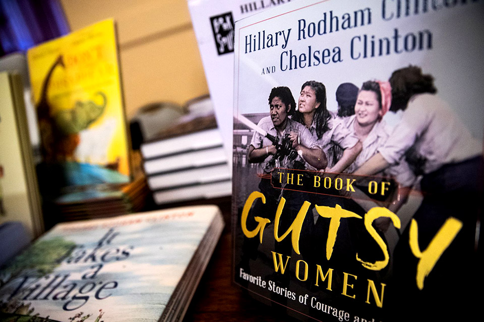 Οι Χίλαρι και Τσέλσι Κλίντον στο TIFF με το ντοκιμαντέρ «Gutsy»-1